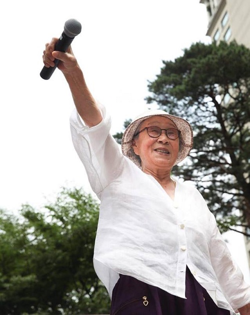 ▲ 콩고와 우간다 등 세계 무력분쟁지역의 성폭력 생존자들은 김복동 할머니를 향해 “당신은 우리의 영웅, 우리의 마마, 우리의 희망”이라는 메시지를 보내오고 있다. <사진출처=정의기억연대 윤미향 이사장 페이스북>