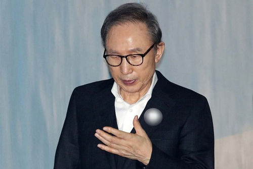 ▲ 지난 18일 이명박 전 대통령이 서울 서초구 서울고등법원에 출석하고 있다.<사진제공=뉴시스>