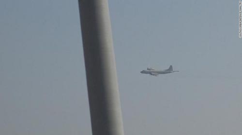 A photograph released by the South Korean Defense Ministry appears to show a Japanese plane as seen on board one of its destroyers, the Dae Joyeong, on Wednesday. 수요일 한국 국방부가 배포한 사진은 구축함 대조영함 선상에서 목격된 일본 항공기를 보여준다.