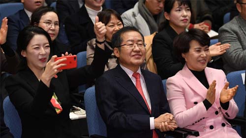 ▲ 자유한국당 홍준표 전 대표가 30일 오후 서울 영등포구 여의도 The-K타워 그랜드홀에서 열린 자서전 '당랑의 꿈' 출판기념회에서 축하공연을 보고 있다. 왼쪽부터 배현진 전 대변인, 홍 전 대표, 부인 이순삼 여사. <사진제공=뉴시스>