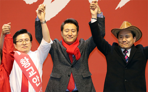 ▲ 14일 오후 대전 한밭체육관에서 열린 자유한국당 제3차 전당대회 충청 호남권 합동연설회를 끝낸 황교안, 오세훈, 김진태 당 대표 후보자들이 손을 잡고 당원들에게 인사를 하고 있다. <사진제공=뉴시스>