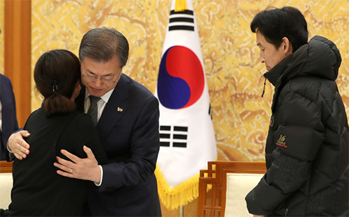 ▲ 문재인 대통령이 18일 오후 청와대 본관에서 태안 화력발전소 컨베이어 벨트 사고로 숨진 비정규직 노동자 故 김용균씨의 모친 김미숙씨를 비롯한 유가족들을 면담하고 있다. 이날 면담 자리에는 어머니 김미숙(왼쪽), 아버지 김해기씨(오른쪽), 이모 김미란씨, 박석운 고 김용균시민대책위 공동대표, 이태의 고 김용균시민대책위 공동집행위원장이 참석했다. <사진제공=뉴시스>