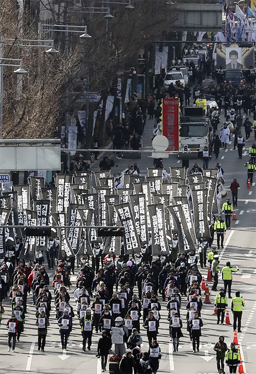 ▲ 9일 서울 중구 세종대로에서 태안화력발전소 사고로 숨진 비정규직 고(故) 김용균 노동자의 노제 운구 행렬이 광화문 광장을 향해 이동하고 있다. 노제 뒤 광화문광장에서 영결식을 진행, 장지는 남양주시 마석 모란공원이다. 마석 모란공원은 전태일 열사 등의 묘지가 있는 노동·사회 열사들의 상징적인 장소다. <사진제공=뉴시스>