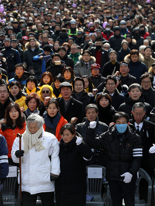 ▲ 9일 서울 종로구 광화문광장에서 화력발전소 비정규직 노동자 故 김용균 노동자의 영결식이 열리고 있다. <사진제공=뉴시스>