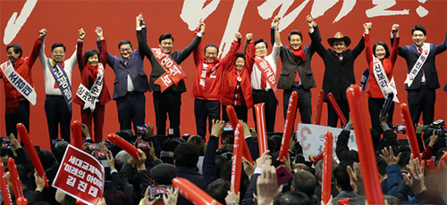 ▲ 18일 오후 대구 엑스코 엑스코홀에서 열린 자유한국당 제3차 전당대회 대구 경북 합동연설회에서 나경원 원내대표가 당 대표 후보자 및 최고위원 후보자들과 함께 손을 잡고 포즈를 취하고 있다. <사진제공=뉴시스>