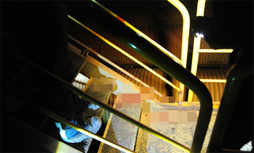 ▲ 20일 오후 5시 30분께 충남 당진시 송악읍 현대제철 당진공장에서 근로자가 컨베이어밸트에 끼어 숨지는 사고가 발생한 가운데 21일 오후 사고현장에 피가 떨어져 있다.<사진=민주노총 세종 충남본부 제공, 뉴시스>