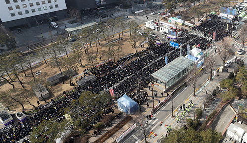 ▲ 25일 오후 서울 여의도 국회 앞에서 한국유치원총연합회 주최 '유아교육 사망선고 교육부 시행령 반대 총궐기대회'가 열리고 있다.<사진제공=뉴시스>