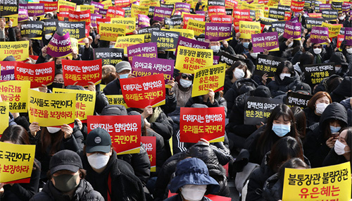 ▲ 한국유치원총연합회가 25일 오후 서울 여의도 국회 앞에서 '유아교육 사망선고 교육부 시행령 반대 총궐기대회'를 열고 구호를 외치고 있다. <사진제공=뉴시스>