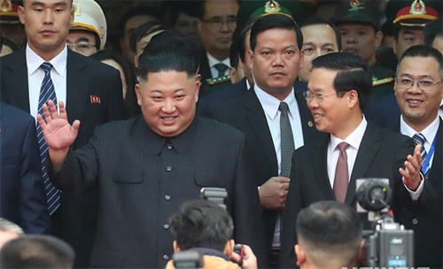 ▲ 제2차 북미정상회담 일정을 하루 앞둔 26일 김정은 북한 국무위원장이 특별열차를 타고 베트남 랑선성 동당역에 도착, 손을 흔들어 인사하고 있다. <사진제공=뉴시스>