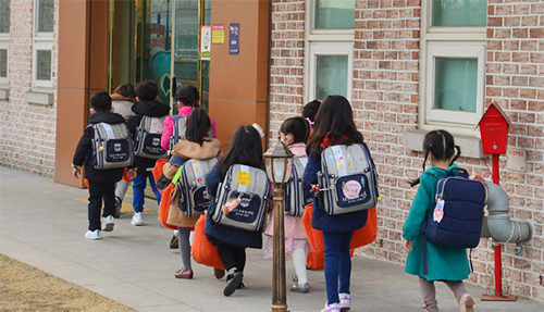 ▲ 유치원 새 학기 개학 첫 날인 4일 광주 광산구 한 유치원에서 원생들이 등원하고 있다. 정부의 유치원 3법과 에듀파인 의무 도입에 반발하며 무기한 개학 연기 방침을 밝혔던 한국유치원총연합회 광주지부는 지난 3일 개학 연기를 철회했다. <사진제공=뉴시스>