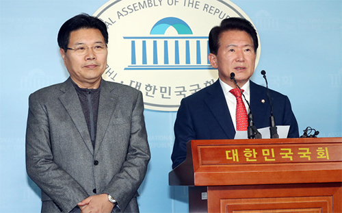 ▲ 자유한국당 국회 교육위원회 김한표(오른쪽) 간사와 홍문종 위원이 3일 오후 서울 영등포구 여의도 국회 정론관에서 한국유치원총연합회의 유치원 개학 무기연기에 대한 기자회견을 하고 있다. <사진제공=뉴시스>