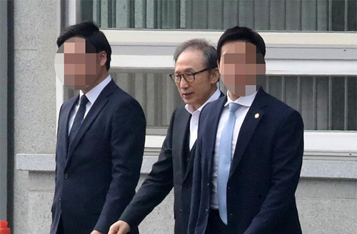 ▲ 이명박 전 대통령이 신청한 보석이 법원에서 받아들여진 6일 오후 서울 송파구 서울동부구치소에서 이 전 대통령이 나오고 있다. 이 전 대통령은 지난해 3월 뇌물, 횡령 혐의 등으로 구속기소돼 1심에서 징역 15년을 선고받았지만, 보석이 허가되면서 구속된 지 채 1년이 되지 않아 풀려나게 됐다. <사진제공=뉴시스>