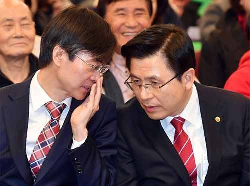 ▲ 황교안 자유한국당 대표가 10일 부산 해운대구 벡스코 컨벤션홀에서 열린 '자유시민정치박람회'에 참석, 조경태 최고위원과 대화하고 있다. <사진제공=뉴시스>