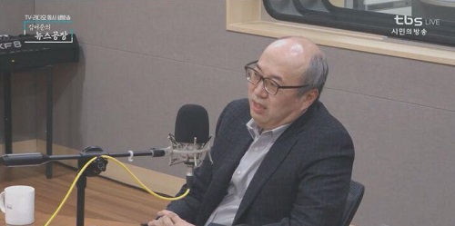 ▲ 11일 아침, tbs에 출연한 고 이미란 씨의 형부 김영수 씨. <이미지출처='김어준의 뉴스공장' 방송화면 캡쳐>