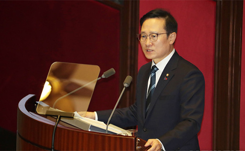 ▲ 더불어민주당 홍영표 원내대표가 11일 오전 서울 여의도 국회에서 열린 본회의에서 교섭단체 대표연설을 하고 있다. <사진제공=뉴시스>