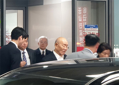 ▲ 사자 명예훼손 혐의로 11일 광주지방법원에서 재판을 받은 전직 대통령 전두환 씨가 서울 자택으로 돌아오는 중 들른 연세 세브란스 병원을 나서고 있다. <사진제공=뉴시스>