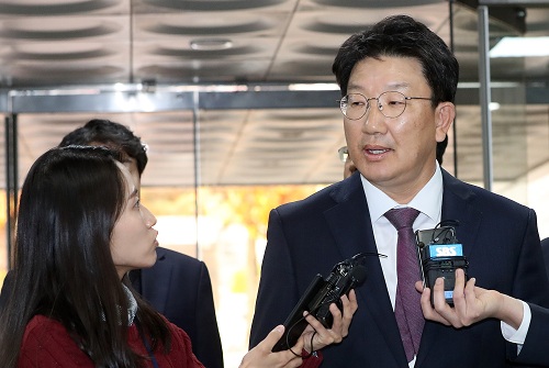 ▲ 권성동 자유한국당 의원이 지난해 11월5일 서울중앙지법에서 열린 강원랜드 채용비리 1차 공판에 출석하고 있는 모습. <사진제공=뉴시스>