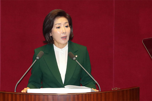 ▲ 자유한국당 나경원 원내대표가 12일 오전 서울 여의도 국회에서 열린 본회의에서 교섭단체 대표연설을 하고 있다. <사진제공=뉴시스>