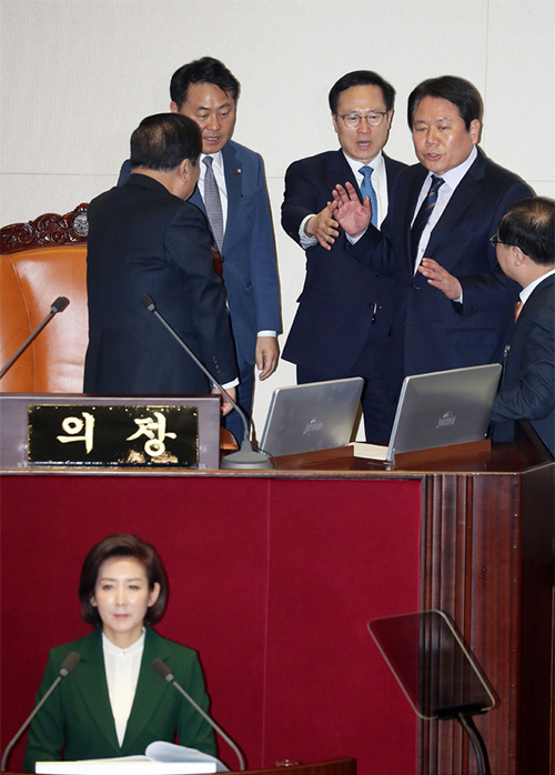 ▲ 자유한국당 나경원 원내대표가 12일 오전 서울 여의도 국회에서 열린 본회의에서 교섭단체 대표연설 도중 "대한민국 대통령이 김정은 수석대변인" 발언과 관련해 더불어민주당 홍영표 원내대표가 자유한국당 정양석 원내수석부대표에게 항의하고 있다. <사진제공=뉴시스>