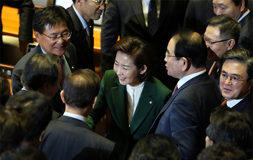 ▲ 12일 오전 서울 영등포구 여의도 국회 본회의장에서 열린 제367회 국회(임시회) 제3차 본회의에서 나경원 자유한국당 원내대표가 교섭단체 대표연설을 끝내고 자유한국당 의원들과 악수를 나누고 있다. <사진제공=뉴시스>