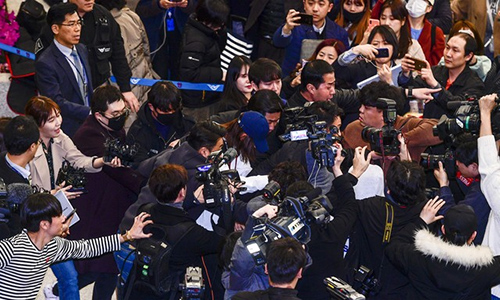 ▲ 카카오톡 단체대화방을 통해 불법 촬영한 성관계 동영상을 유포했다는 의혹이 제기된 가수 정준영이 해외일정을 중단하고 12일 오후 인천공항을 통해 귀국하고 있다. <사진제공=뉴시스>