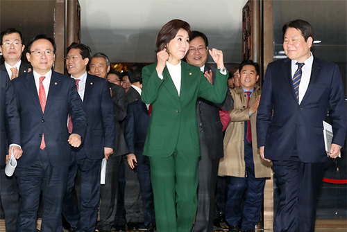 ▲ 자유한국당 나경원 원내대표가 12일 서울 여의도 국회에서 교섭단체 대표연설을 마치고 본회의장을 나서면서 나경원을 연호하는 소리에 두 손을 들고 포즈를 취하고 있다. <사진제공=뉴시스>