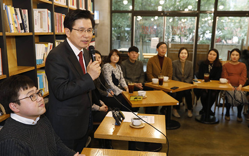 ▲ 황교안 자유한국당 대표가 12일 서울 마포구 한 카페에서 2030 청년 사무처 당직자들과 간담회 전 인사말을 하고 있다. <사진제공=뉴시스>