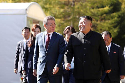 ▲ Moon Jae-in with Kim Jong Un in Samjiyon, North Korea on Sept. 20. Photographer: Pyeongyang Press Corps/Pool via Getty Images 9월 20일 북한 삼지연에서의 김정은 위원장과 문재인 대통령
