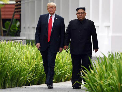 ▲ Donald Trump and Kim Jong Un in Hanoi in February. Photographer: Saul Loeb/AFP via Getty Images 2월 하노이에서의 트럼프 대통령과 김정은 위원장