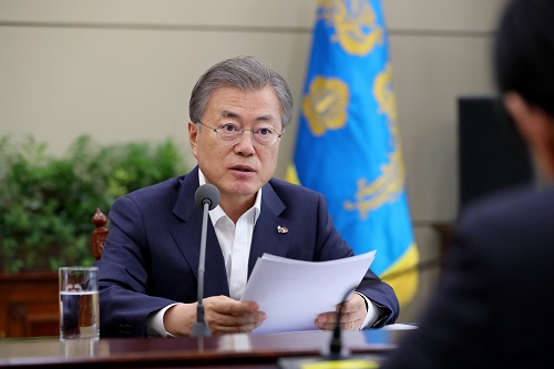 ▲ 문재인 대통령이 18일 청와대에서 박상기 법무부 장관과 김부겸 행정안전부 장관에게 장자연·김학의·버닝썬 사건 관련 업무 지시를 하고 있다. <사진제공=청와대/뉴시스>