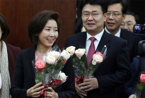 ▲ 8일 오전 서울 영등포구 여의도 국회에서 열린 자유한국당 원내대책회의에 나경원 원내대표와 정용기 정책위의장이 세계 여성의 날 기념 장미꽃을 들고 입장하고 있다. <사진제공=뉴시스>