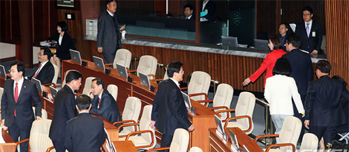 ▲ 자유한국당 나경원 원내대표를 비롯한 의원들이 20일 오후 서울 여의도 국회에서 열린 본회의에서 정의당 윤소하 원내대표의 비교섭단체 대표연설을 듣던 중 퇴장하고 있다.<사진제공=뉴시스>