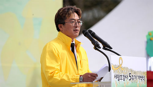 ▲ 16일 오후 경기 안산시 화랑유원지에서 열린 세월호 참사 5주기 기억식에서 참사 유가족인 장훈 4.16세월호참사가족협의회 운영위원장이 추도사를 하고 있다.<사진제공=뉴시스>