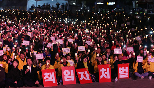 ▲ 세월호 참사 5주기를 사흘 앞둔 13일 서울 종로구 광화문 광장에서 열린 세월호 참사 5주기 기억문화제 '기억, 오늘에 내일을 묻다'에서 참석자들이 촛불을 들고 있다. <사진제공=뉴시스>