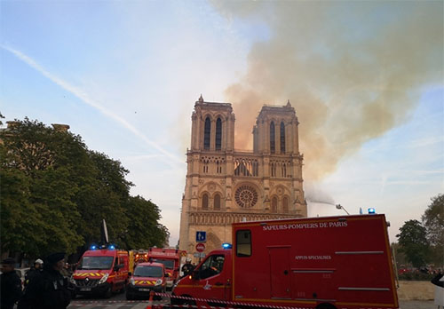 ▲ 15일(현지시간) 프랑스 파리의 노트르담 대성당에 불이나 소방대와 구조대가 주변에 모여 있다. <사진제공=뉴시스>