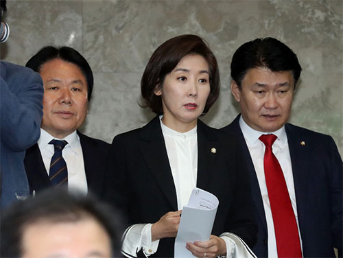 ▲ 16일 오후 서울 영등포구 여의도 국회에서 열린 자유한국당 긴급 의원총회에 나경원 원내대표가 참석하고 있다. <사진제공=뉴시스>