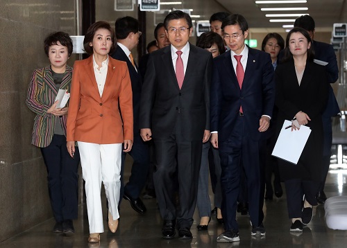 ▲ 17일 오전 서울 영등포구 여의도 국회에서 열린 자유한국당 최고위원·중진의원 연석회의에 황교안 대표와 나경원 원내대표 등 지도부가 참석하고 있다. <사진제공=뉴시스>