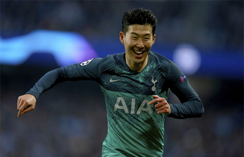 ▲ 토트넘의 손흥민이 17일(현지시간) 영국 맨체스터의 에티하드 스타디움에서 열린 맨시티와 2018-2019 UEFA 챔피언스리그 8강 2차전에서 골을 넣고 기뻐하고 있다. 손흥민은 전반 7분과 10분 연속골을 뽑아내 멀티골을 기록했으며 팀은 3-4로 졌지만 1, 2차전 합계 4-4가 되면서 원정 다득점 원칙에 따라 4강에 올랐다. 토트넘은 아약스(네덜란드)와 4강에서 만나며 경고 누적인 손흥민은 아약스와의 1차전에서는 뛰지 못한다. <사진제공=뉴시스>