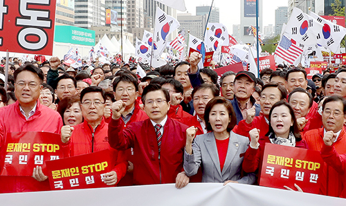 ▲ 자유한국당 황교안 대표, 나경원 원내대표를 비롯한 의원들과 지지자들이 20일 오후 서울 종로구 세종문화회관 앞에서 열린 '문재인 STOP(멈춤), 국민이 심판합니다' 집회를 마친 뒤 청와대 방향으로 행진을 하고 있다. <사진제공=뉴시스>