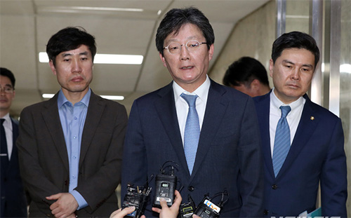 ▲ 유승민 바른미래당 의원이 23일 서울 영등포구 여의도 국회에서 열린 의원총회를 끝내고 취재진의 질문에 답변하고 있다. <사진제공=뉴시스>