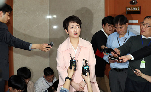 ▲ 이언주 의원이 23일 서울 여의도 국회 정론관에서 바른미래당 탈당 기자회견을 한뒤 기자의 질문에 답하고 있다. <사진제공=뉴시스>