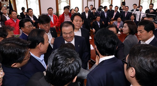 ▲ 문희상 국회의장이 패스트트랙 철회를 요구하며 24일 오전 서울 영등포구 여의도 국회의장실을 항의방문한 자유한국당 나경원 원내대표 등 의원들과 이야기를 나누다 다른 일정을 위해 의장실을 나가려고 시도하고 있다. <사진제공=뉴시스>