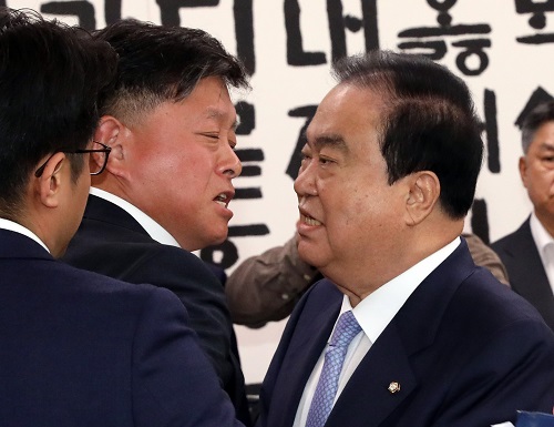 ▲ 24일 오전 문희상 국회의장이 다른 일정을 위해 의장실을 나서려 하자 자유한국당 김명연 의원이 막아서고 있다. <사진제공=뉴시스>