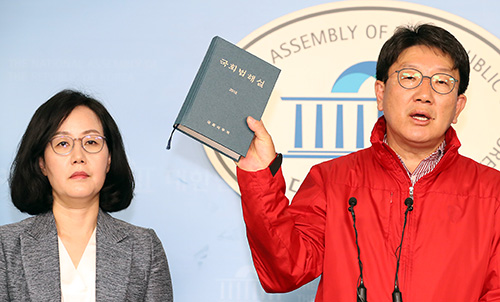 ▲ 자유한국당 권성동, 김현아 의원이 24일 서울 여의도 국회 정론관에서 국회법해설을 보여주며 바른미래당 손학규 대표와 김관영 원내대표가 자당 소속 국회 사법개혁특위 간사 오신환 의원에 대한 사·보임을 결정한것은 국회법에 어긋난다며 국회의장의 올바른 판단을 촉구하는 기자회견을 하고 있다. <사진제공=뉴시스>