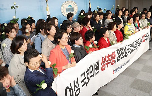 ▲ 자유한국당 여성의원들, 여성당직자, 여성보좌진들이 24일 서울 여의도 국회 정론관에서 백장미를 들고 문희상 의장의 성추행 규탄 기자회견을 하고 있다.<사진제공=뉴시스>