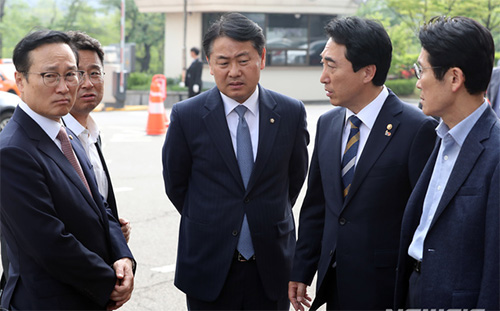 ▲ 자유한국당 의원들의 의장실 난입으로 문희상 국회의장이 저혈당 쇼크를 받아 병원에서 치료를 받고 있는 24일 더불어민주당 홍영표, 바른미래당 김관영, 정의당 윤소하 원내대표가 병문안을 위해 문 의장이 입원한 병원으로 향하기 전 대화를 나누고 있다. <사진제공=뉴시스>