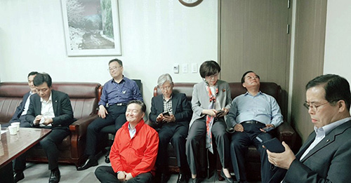 ▲ 25일 서울 영등포구 여의도 국회 의원회관 바른미래당 채이배 의원실에서 자유한국당 의원들이 사법개혁특별위원회 간사로 선임된 채 의원을 사개특위에 참석하지 못하게 하기 위해 막아서고 있다. 이날 채 의원은 오전 9시부터 자유한국당 의원들로부터 감금상태로 나가려는 채이배와 막아서는 한국당 의원들 간 몸싸움도 수차례 있었고 오후 1시25분께 쯤 소파까지 가져와서 막아놓은 상태다. <사진=국회 관계자 제공, 뉴시스>