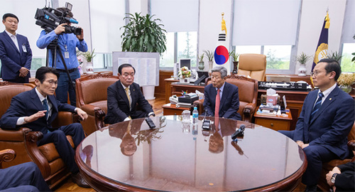 ▲ 여야 3당 원내대표가 26일 오후 서울 여의도 국회 사무총장실을 방문해 유인태 국회 사무총장에게 자유한국당의 의안과 불법 점거 관련 항의를 하고 있다. 오른쪽부터 홍영표 더불어민주당 원내대표, 유인태 국회 사무총장, 장병완 민주평화당, 윤소하 정의당 원내대표. <사진제공=뉴시스>