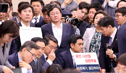 ▲ 29일 오후 서울 여의도 국회 문체위 회의실에서 열린 검찰개혁법의 패스트트랙(신속처리안건) 처리를 위한 회의에서 유승민 의원을 비롯한 바른미래당 의원들이 침통한 표정을 하고 있다. <사진제공=뉴시스>