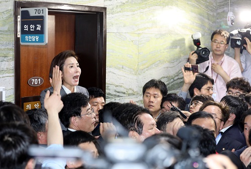 ▲ 자유한국당 나경원 원내대표를 비롯한 의원들과 당 관계자들이 지난달 25일 서울 여의도 국회 의안과 앞에 대거 모여 의안과 경호권 발동 및 민주당의 형사소송법 일부개정안, 공수처 법안 등의 제출을 막고 있는 모습. <사진제공=뉴시스>